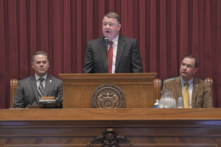 photo of House Speaker Elijah Haahr and Lieutenant Governor Mike Kehoe listening as Chief Justice Zel Fischer delivers the 2019 state of the judiciary