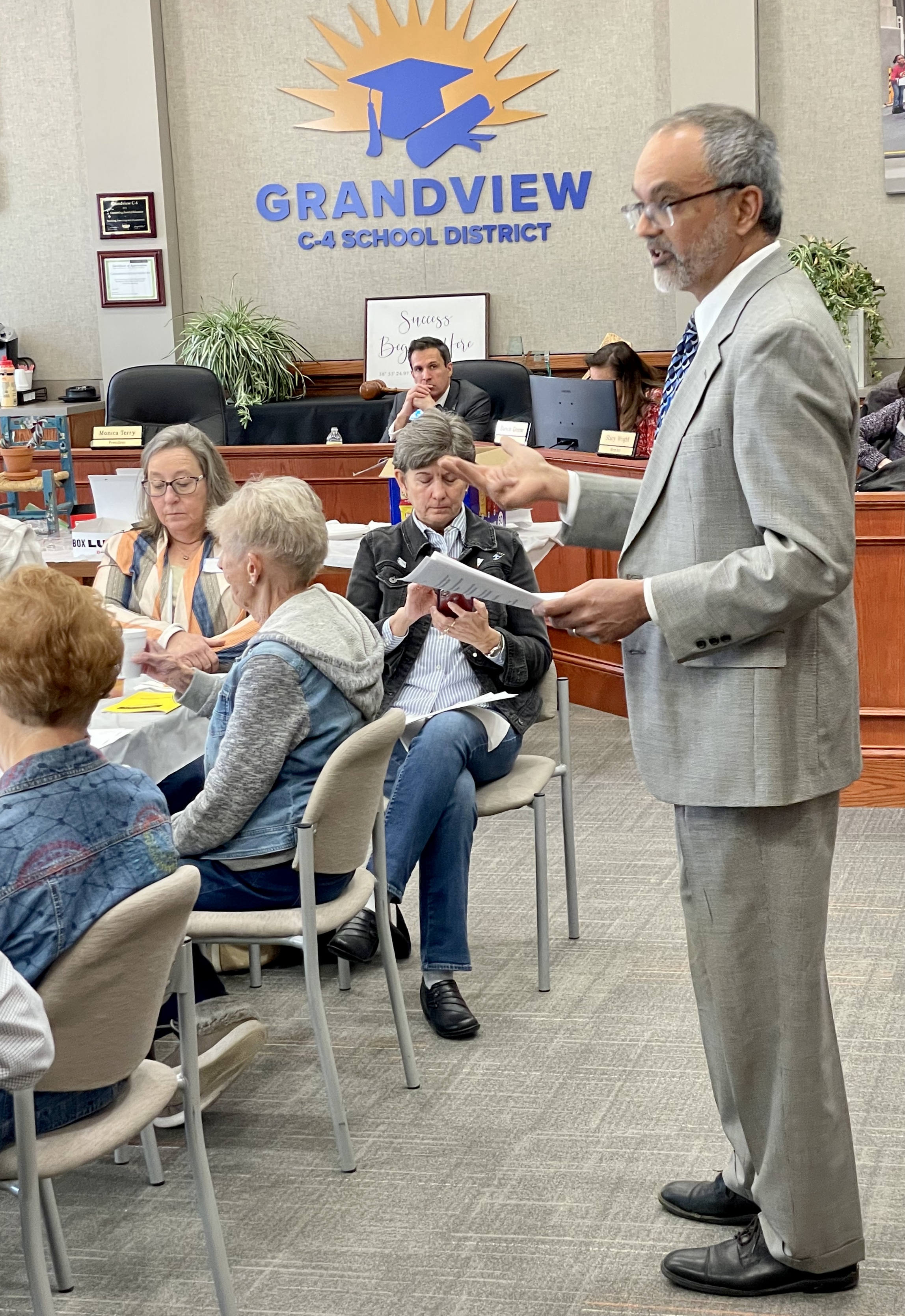 J Ahuja speaks w retired teachers in Grandview 02-28-22 No6