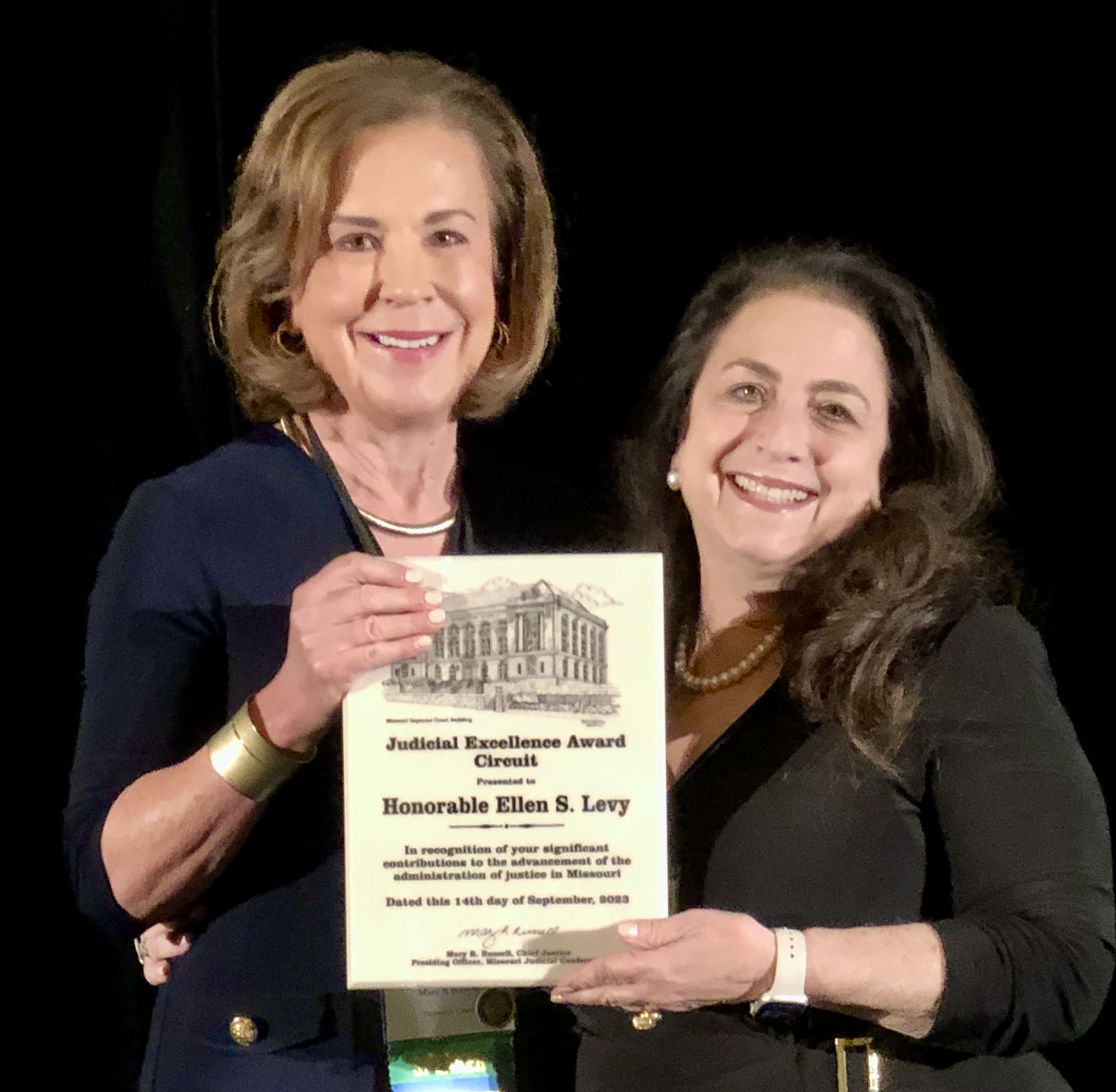 Chief Justice Mary Russell presents award to Judge Ellen Levy
