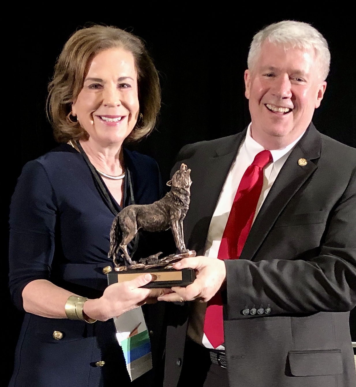 Chief Justice Mary Russell presents award to Senator David Evans
