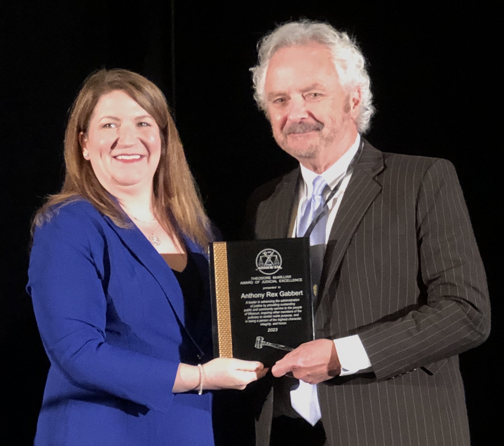 Missouri Bar President Lauren Tucker McCubbin presents award to Judge Rex Gabbert