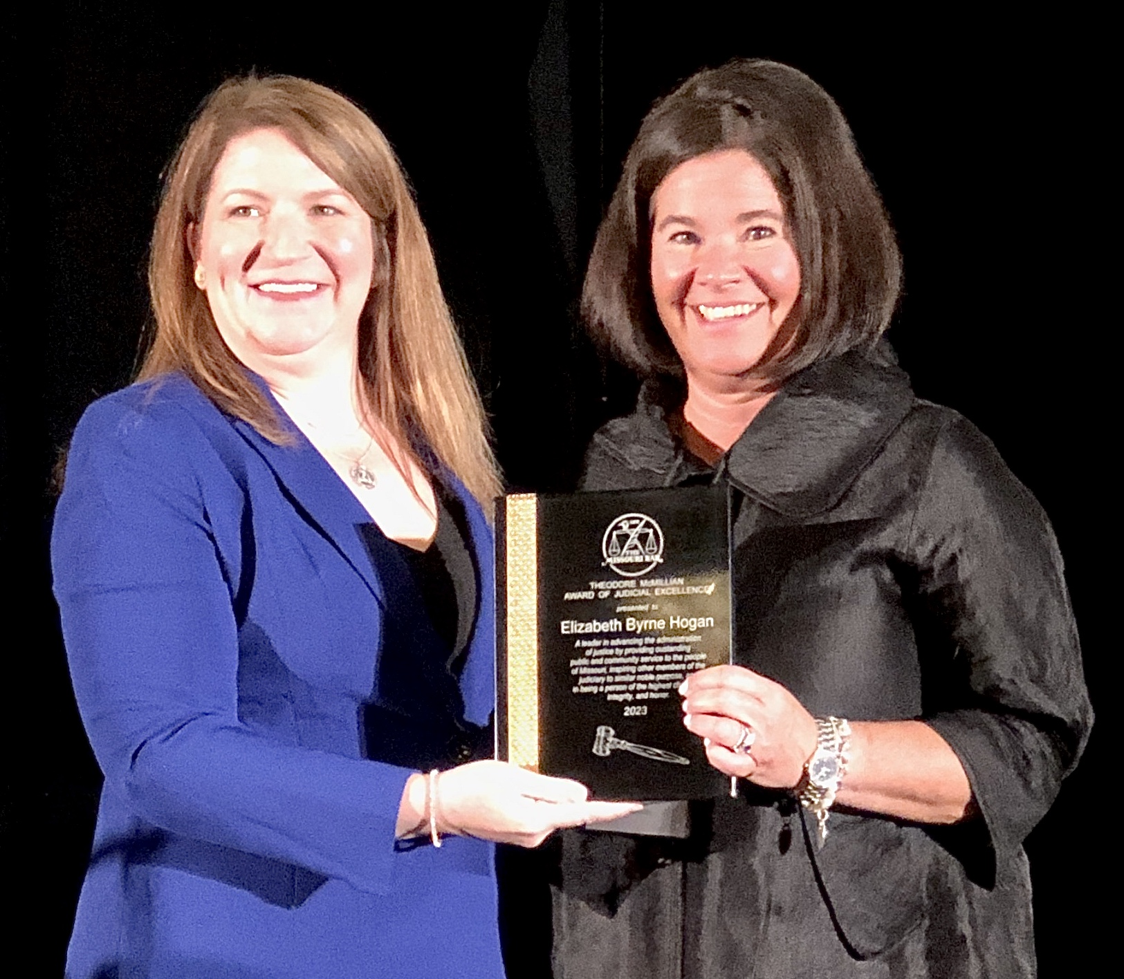 Missouri Bar President Lauren Tucker McCubbin presents award to Judge Elizabeth Byrne Hogan