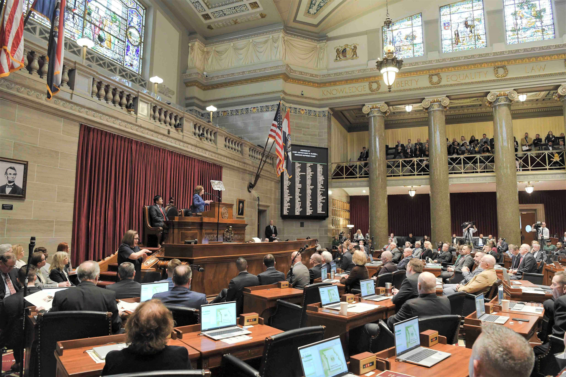 2025-LegislatorsAndVisitorsListenToSOJ