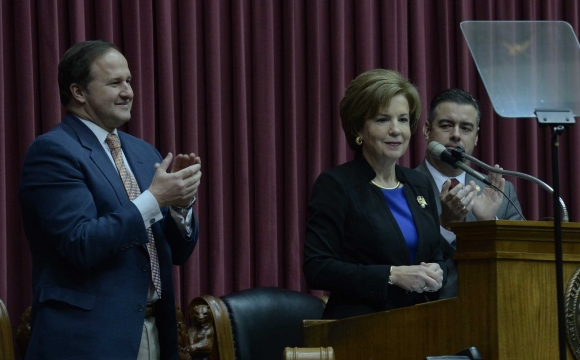 legislators applaud Chief Justice Russell
